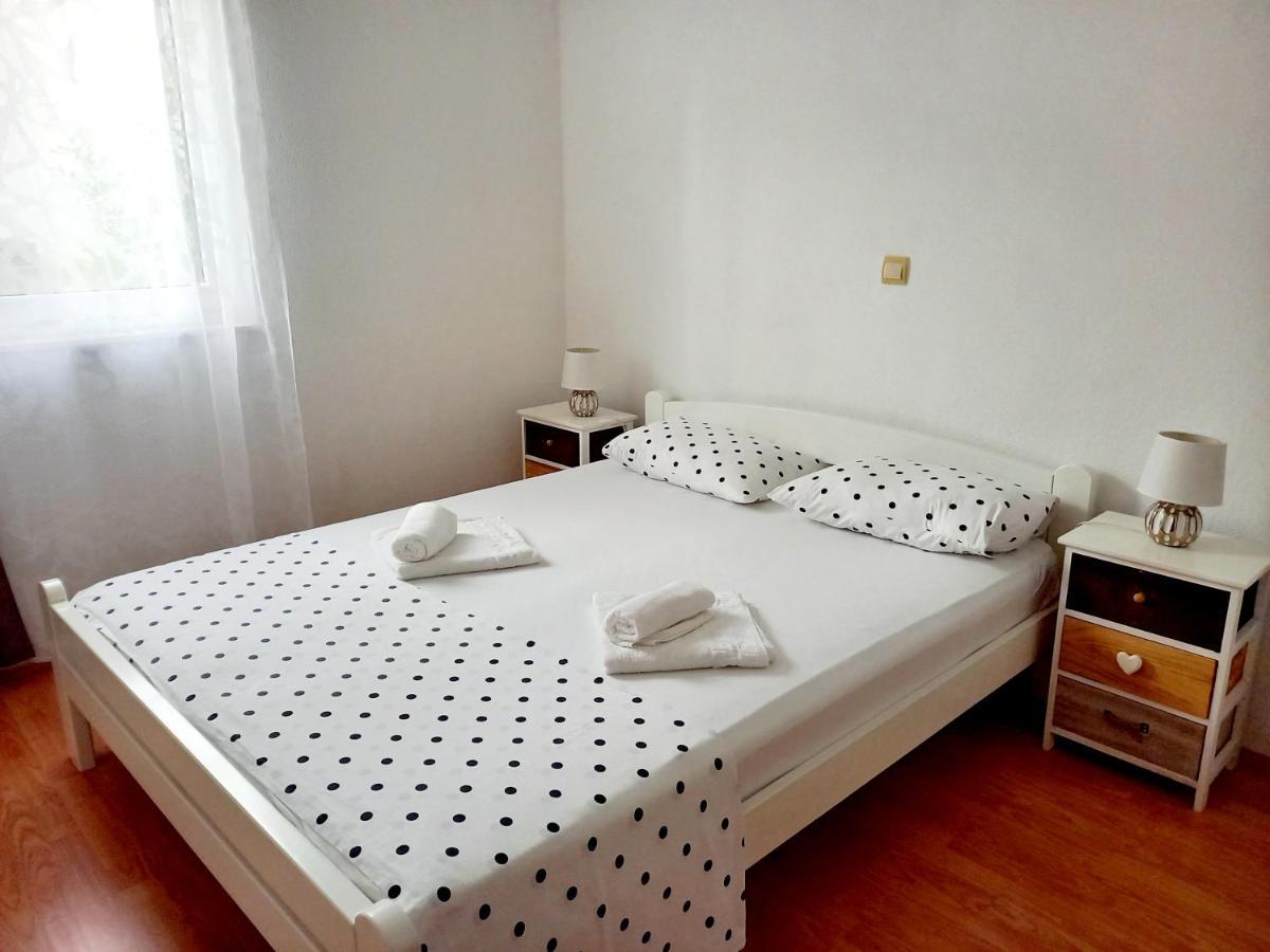 Apartments Marusic Макарска Экстерьер фото