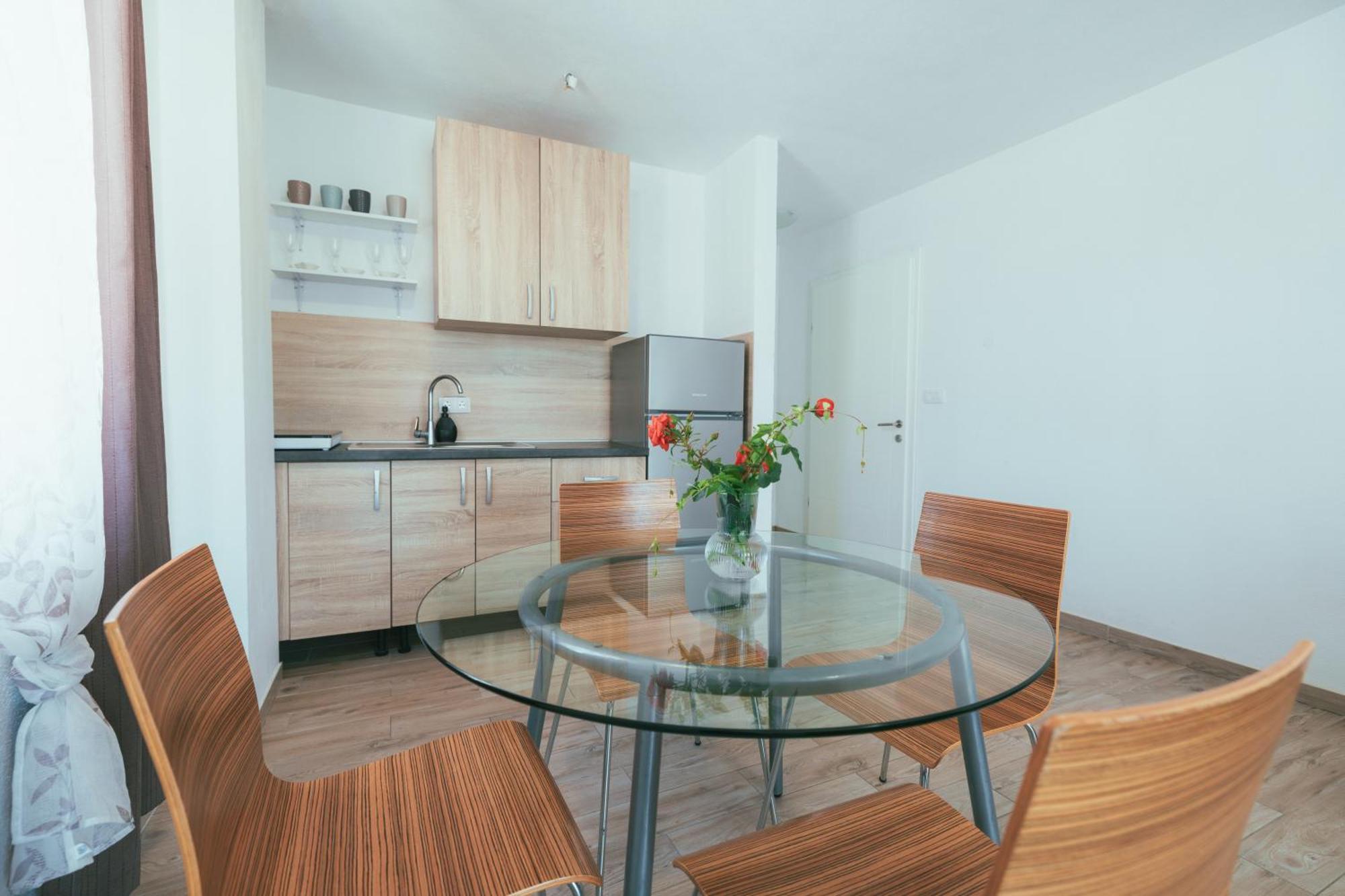 Apartments Marusic Макарска Экстерьер фото